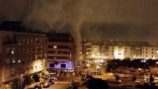 Los Bomberos investigan los daños del edificio del chino siniestrado