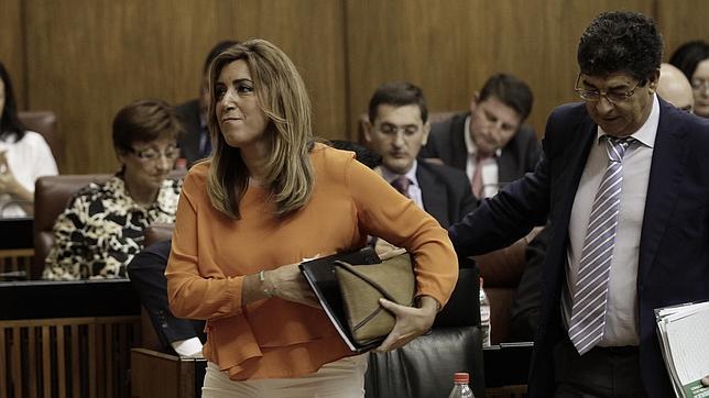 Susana Díaz, en una foto de archivo, abandona el Parlamento seguida de Diego Valderas