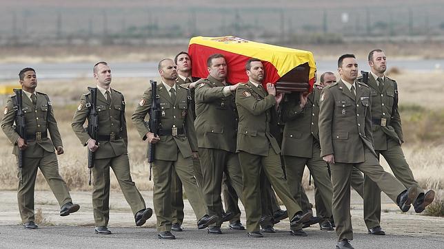 El cadáver del cabo Soria, repatriado a Córdoba entre lágrimas y honores