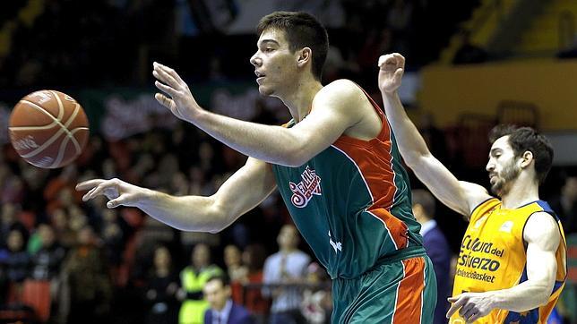 El Baloncesto Sevilla gana nueve jornadas después y frena al Valencia Basket (79-72)
