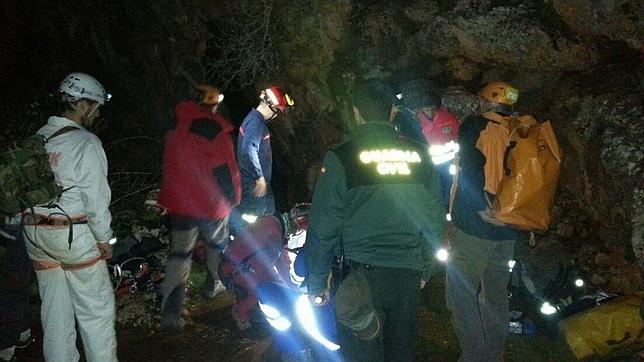 Rescatan a un joven espeleólogo tras caer 7,5 metros al vacío en una cueva