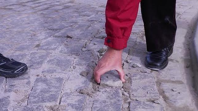 Un glorieta levantada tres veces y adoquines sueltos en las calles del Centro