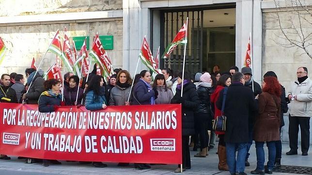 Monitores de aulas matinales demandan a la Junta el pago de sus salarios