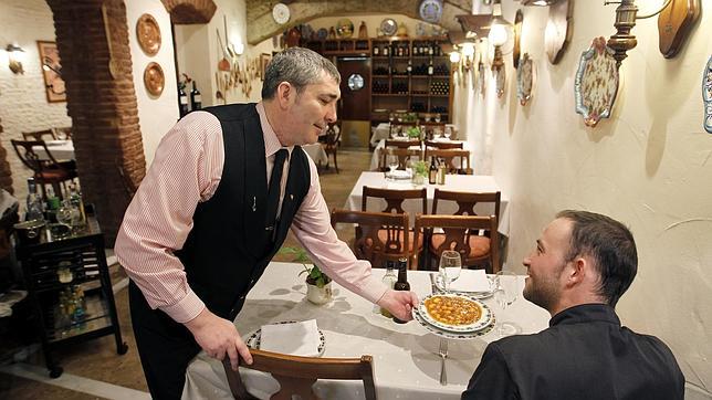 Un cliente toma un plato de potaje en la Taberna La Cuchara