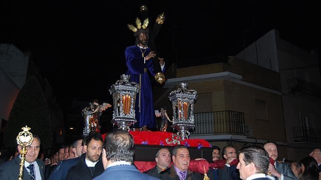 El nazareno de Pasión llega a Santa María Magdalena para presidir el Via Crucis