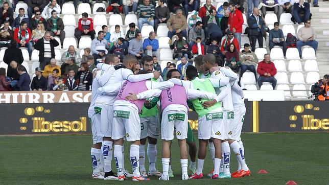 El Córdoba necesita la mitad de los puntos que le quedan para salvarse en Primera