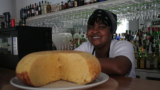 Rosi, con la tortilla que ofrece en La Tortuga