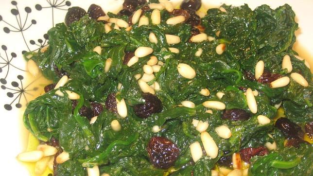 Espinacas acompañadas de pasas y piñones