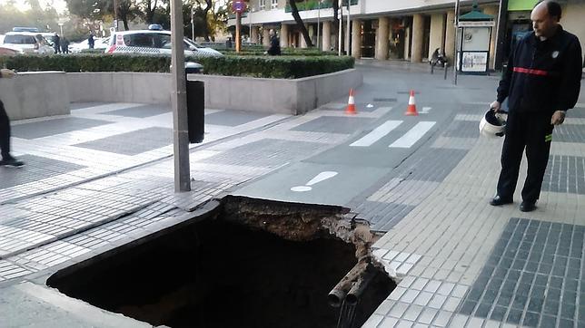 Abierto un socavón de dos metros en plena Plaza de Cuba