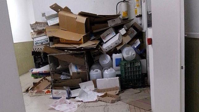 Excrementos de animales, basura y muebles apilados en una planta de una residencia de ancianos de la Junta