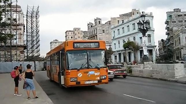 El Ayuntamiento mandó a Cuba 50 autobuses que eran útiles en Sevilla