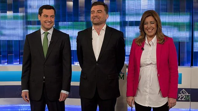 Los candidatos del PSOE, PP e IU a la Junta de Andalucía, Juanma Moreno (i), Antonio Maillo y Susana Díaz, antes del primer debate televisivo