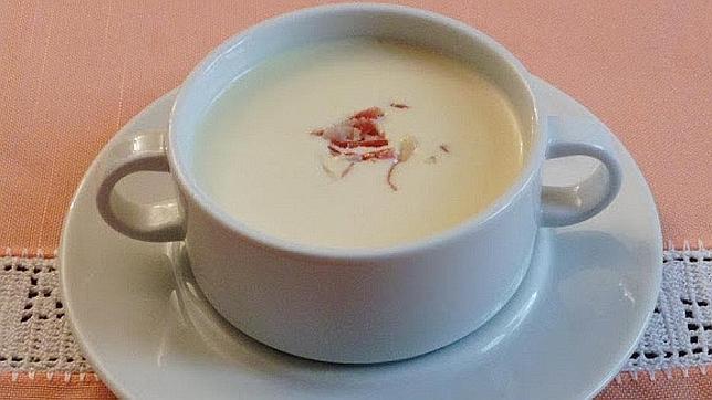 El ajoblanco es el antecedente del salmorejo y cuenta con similar fama