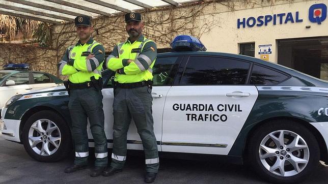 Una vecina de Marchena da a luz en su coche en plena A-92 asistida por la Guardia Civil