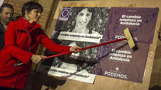 Teresa Rodríguez, fijando su cartel electoral