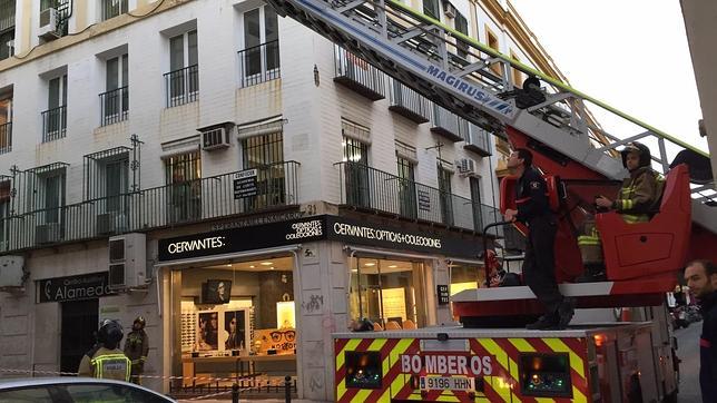 Caen unos cascotes desde un tercer piso en una calle peatonal del Centro de Sevilla