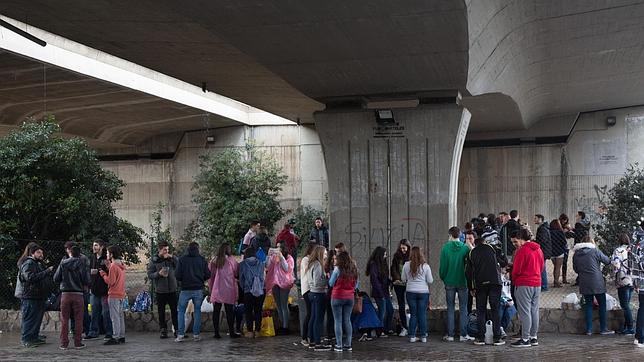 La lluvia disipa un macrobotellón para celebrar la Primavera en Granada