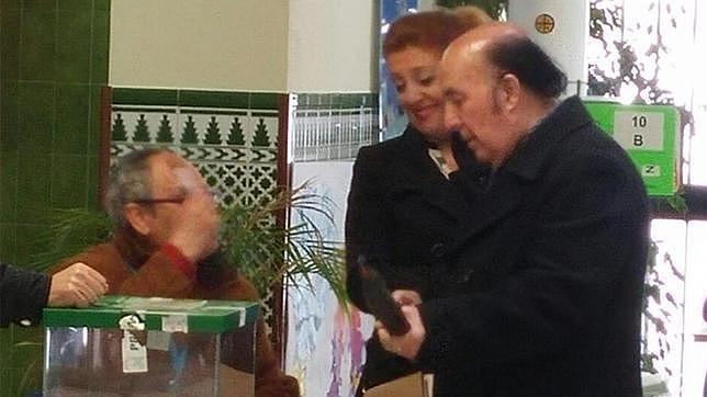 Chiquito de la Calzada, votando durante las elecciones