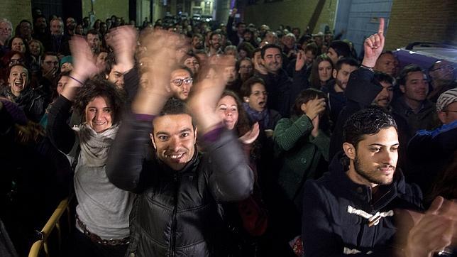 Simpatizantes de Podemos celebrando los resultados electorales