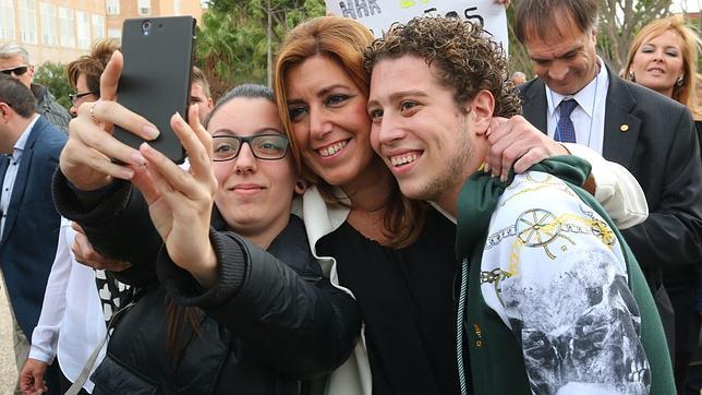 Jóvenes se autofotografían con Susana Díaz en Almería