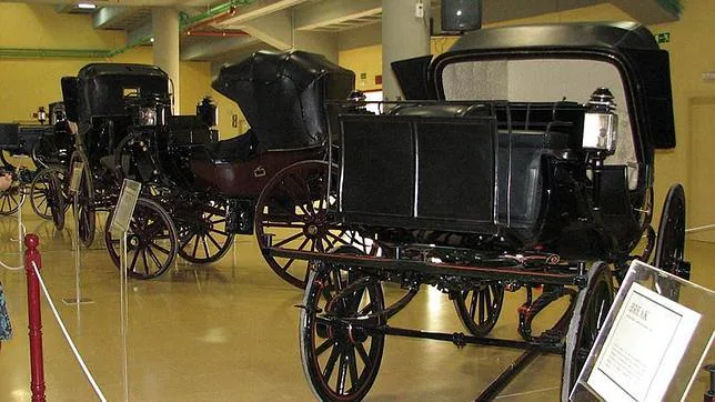 Exposición de carruajes en una de las salas del museo