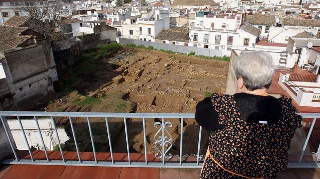 Una mujer observa el solar del Cine Andalucía