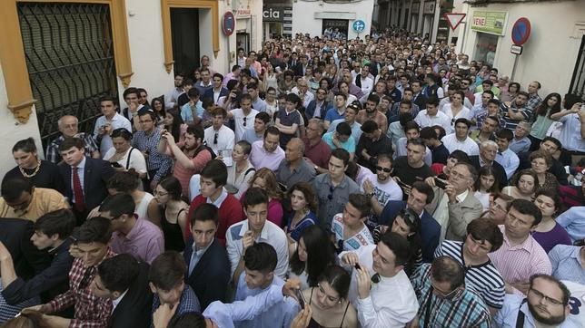 Aprovechan la Semana Santa para vender bocadillos en una tienda de telefonía