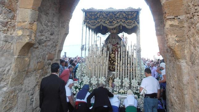 El «Rubicón» del Jueves Santo: costaleros se salen del paso para salvar el Arco