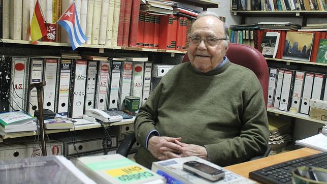 Un vecino de Écija, con 86 años de edad y pidiendo apuntes de Derecho en la Facultad