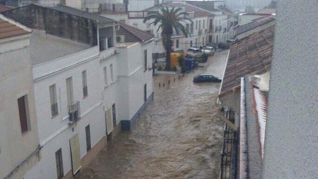 La lluvia y el granizo provoca una intensa riada en calles cercanas a la plaza Soriana