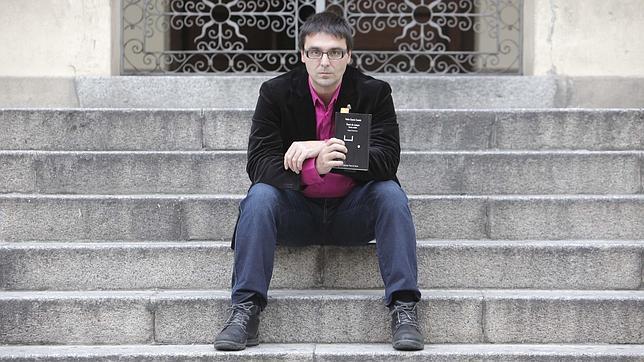 Pablo García Casado, con uno de sus libros de poesía