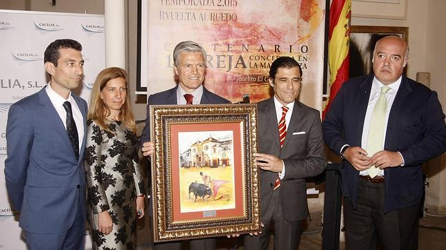 Espartaco recoge el trofeo I Distinción Taurina «La Revuelta»