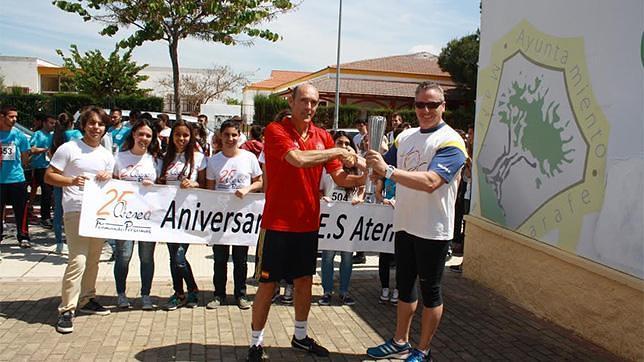 Una multitudinaria marcha de relevos para celebrar los 25 años del IES Atenea