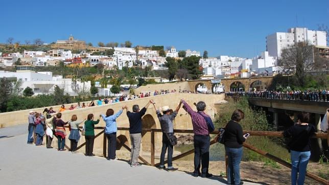 Una cadena humana para reivindicar la recuperación del Guadaíra