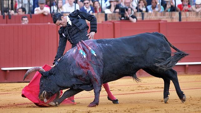 Manzanares se echa la tarde a la espalda y corta dos orejas