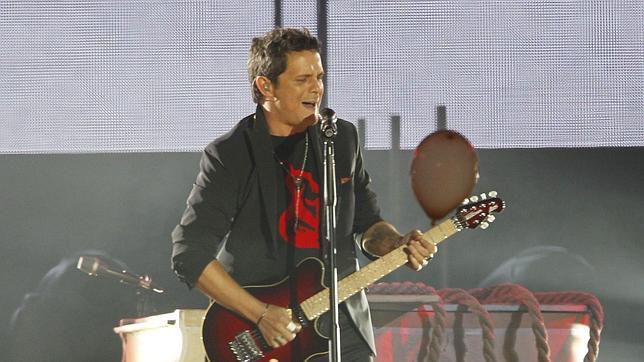 Un colegio de Sevilla «enamora» a Alejandro Sanz