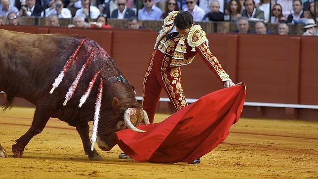 Finito de Córdoba deja su sello en un festejo que duró solo tres toros