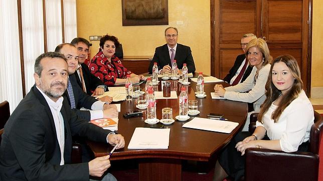 El reparto de los despachos, primer acuerdo del Parlamento andaluz