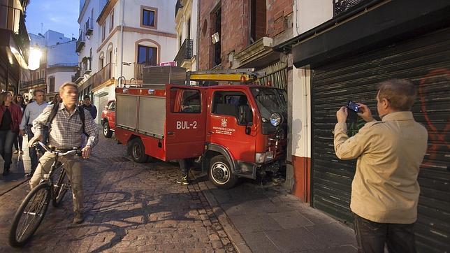 Un camión de bomberos se estrella sin conductor en la Espartería