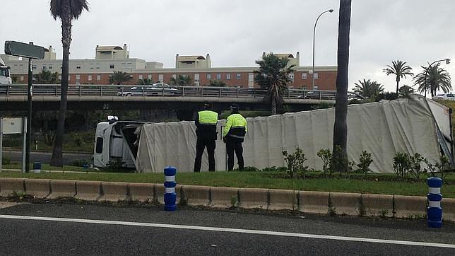 Aparatoso accidente a la entrada de Cádiz