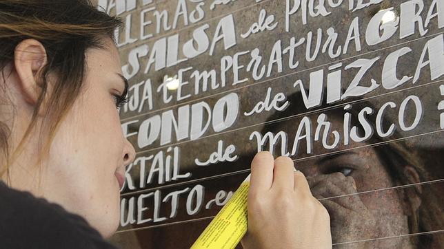 La joven calígrafa sevillana que se gana la vida con su buena letra