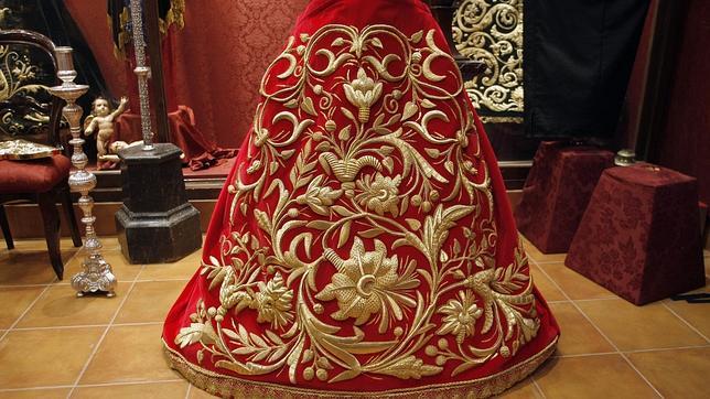 Imagen de la saya roja de la Virgen de los Dolores
