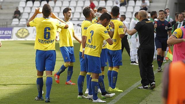 El árbitro detiene el Córdoba B-Cádiz para que los jugadores beban agua por el calor