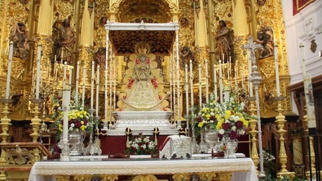 La Virgen del Rocío, ya en su paso, estrena un nuevo traje