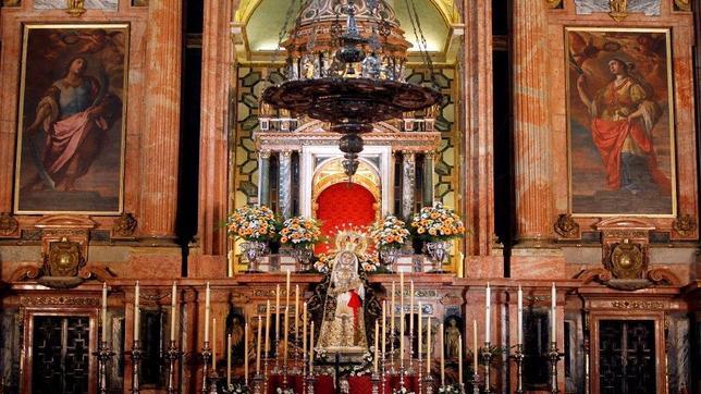 Los Dolores preside en el Altar Mayor el primer día de su triduo