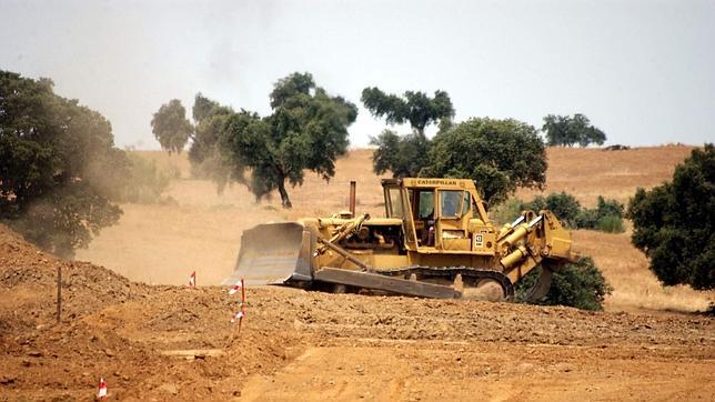 Dos empleados roban un tractor y herramientas de la finca donde trabajaban