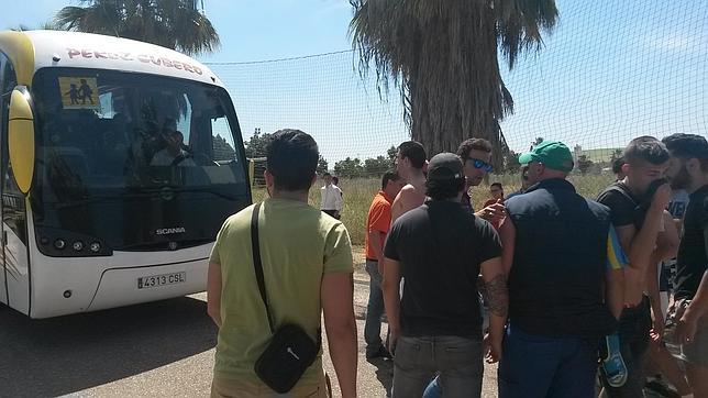 El Córdoba entrena con las puertas abiertas y cargado de tensión