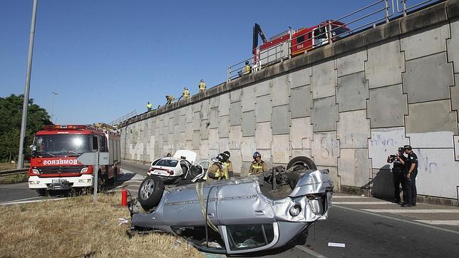 Caen dos coches desde diez metros de altura en la rotonda de acceso a Alcosa