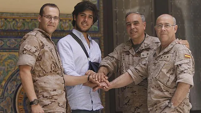 Los militares de Capitanía al joven que salvaron la vida: «Es nuestro niño del cuartel»