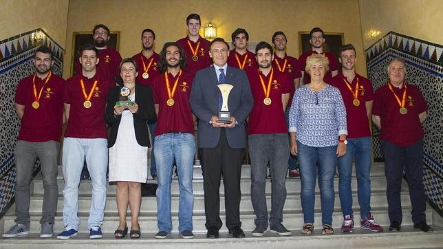 El rector recibe a los campeones de España de balonmano